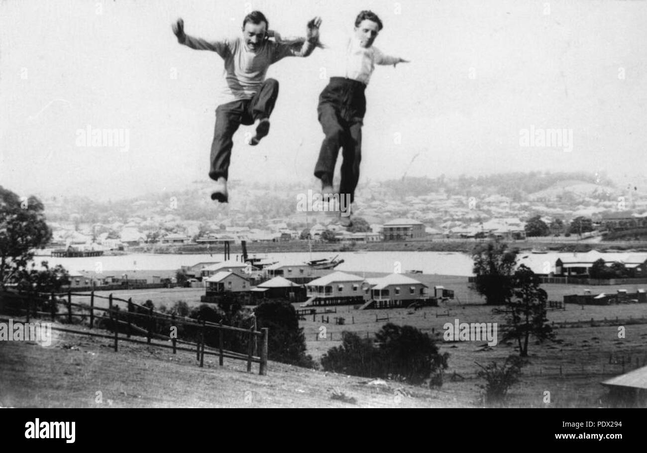 242 StateLibQld 1 172939 salti di gioia, in Bulimba, Queensland, 1918 Foto Stock