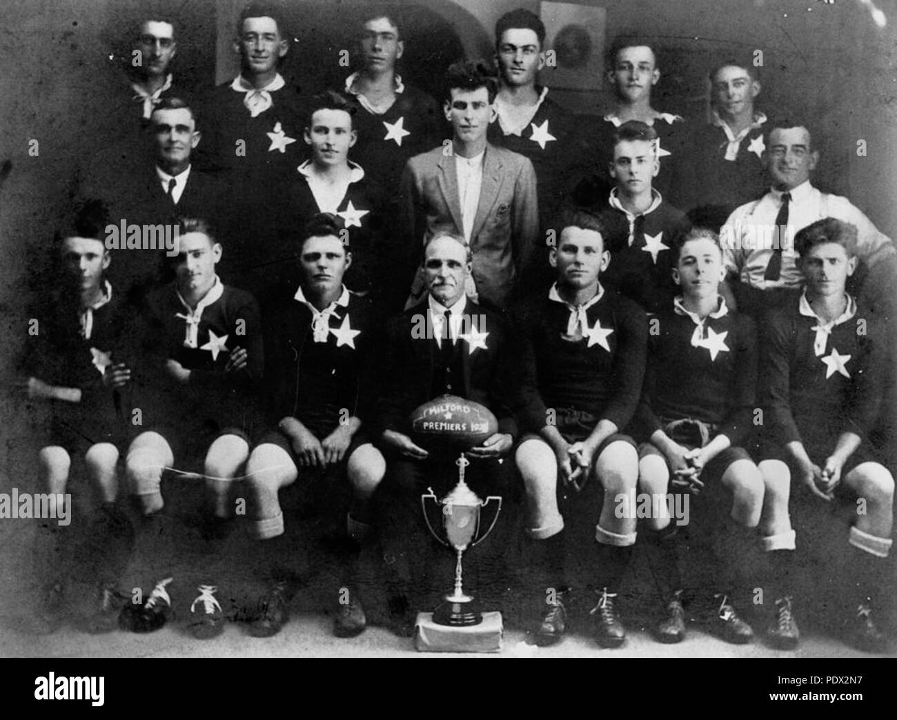 244 StateLibQld 1 182871 Milford Star Football Club, i vincitori della Coppa nel 1928 Foto Stock