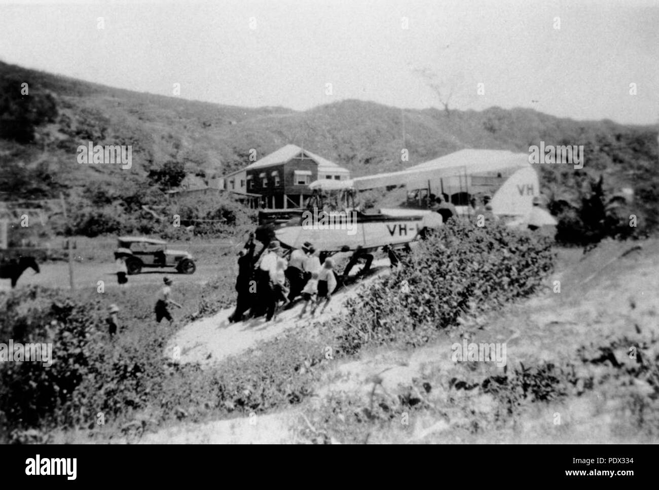 246 StateLibQld 1 186963 il recupero di un aeroplano a Yamba, Queensland, 1920-1930 Foto Stock