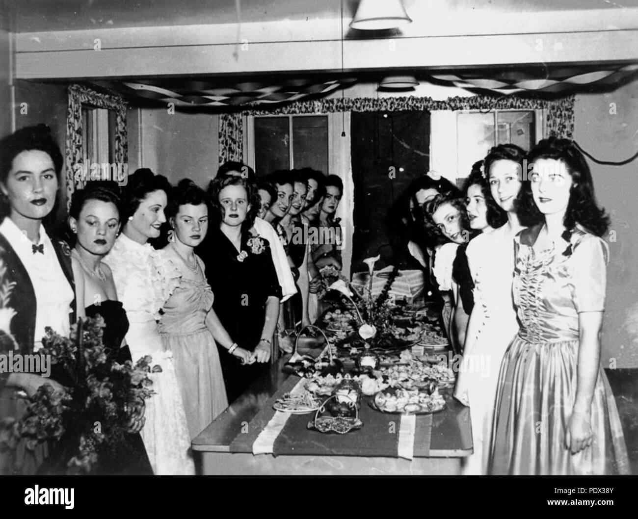 246 StateLibQld 1 189235 Regina di Riverview entranti nella foto al centro di lasciare, Brisbane, 1944 Foto Stock