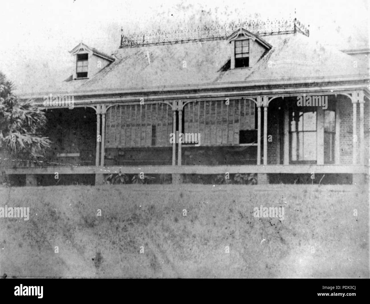 247 StateLibQld 1 190963 Pahroombin, un residence a Thompson Street, Mayne, Brisbane, ca. 1890 Foto Stock
