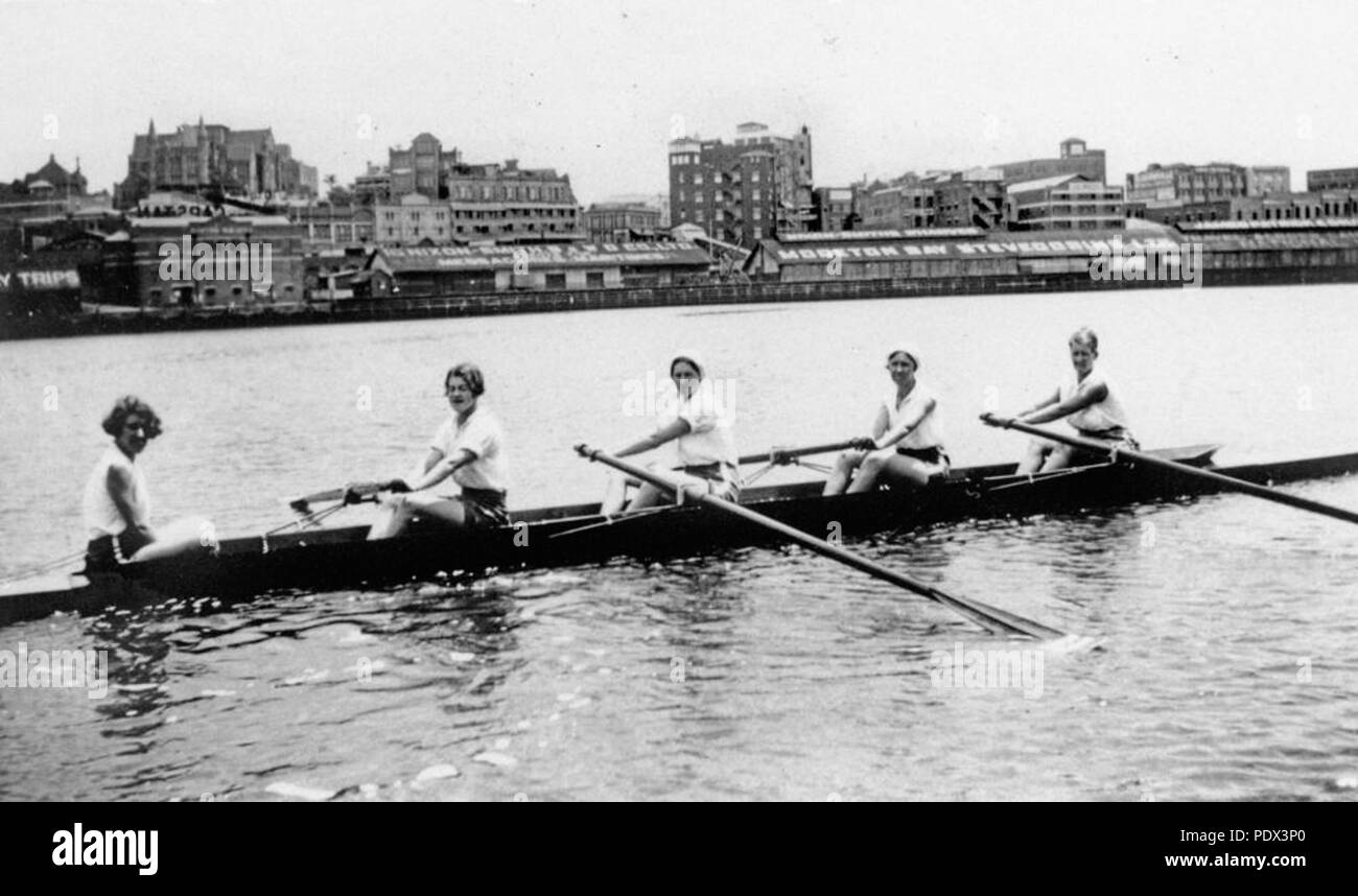 248 StateLibQld 1 196103 Brisbane Ladies Club di canottaggio sul comune di raggiungere il fiume Brisbane, ca. 1930 Foto Stock