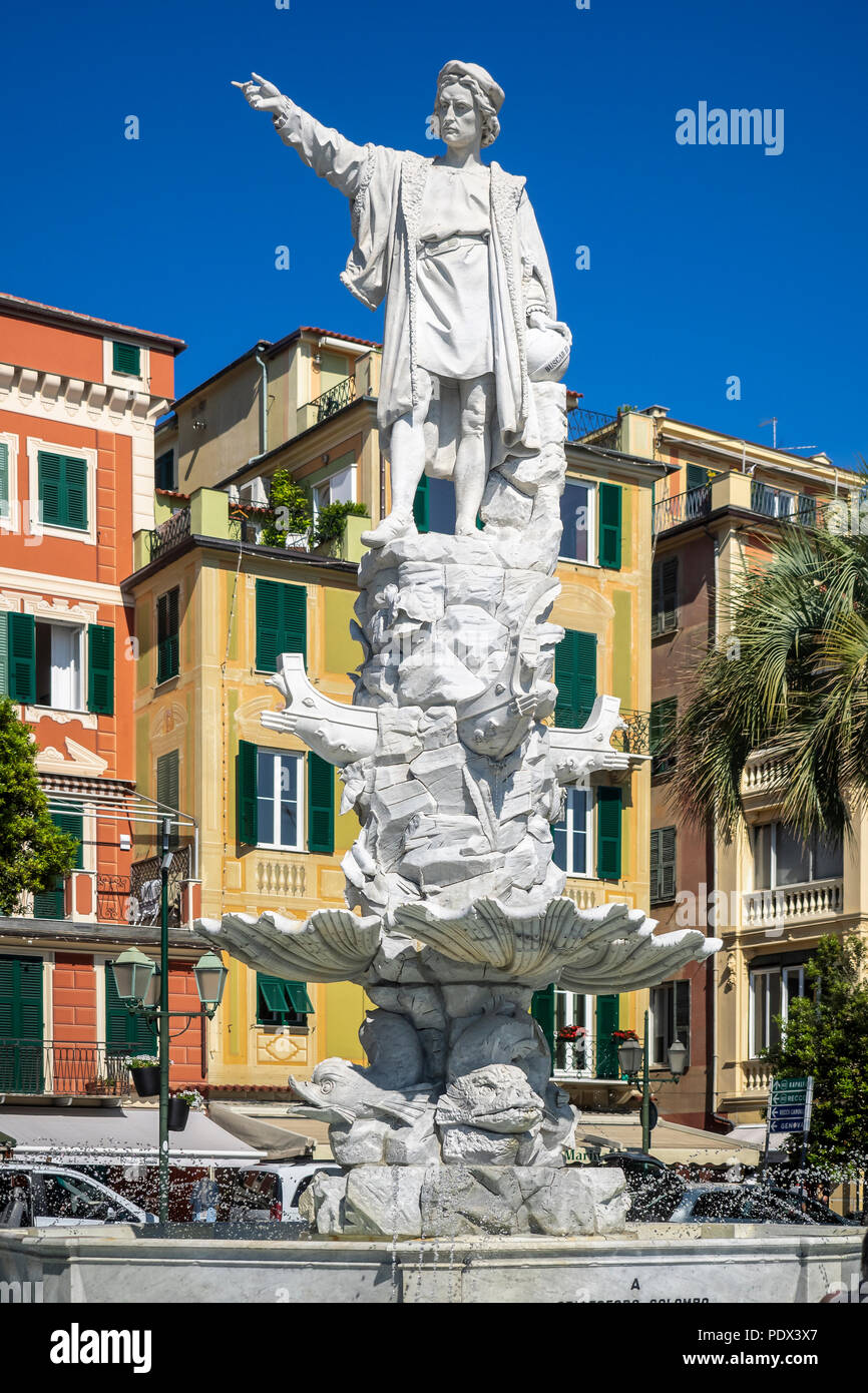 SANTA MARGHERITA LIGURE, ITALIA - 19 MAGGIO 2018: Una fontana con un monumento in marmo a Cristoforo Colombo (scultore Odoardo Tabacchi) Foto Stock