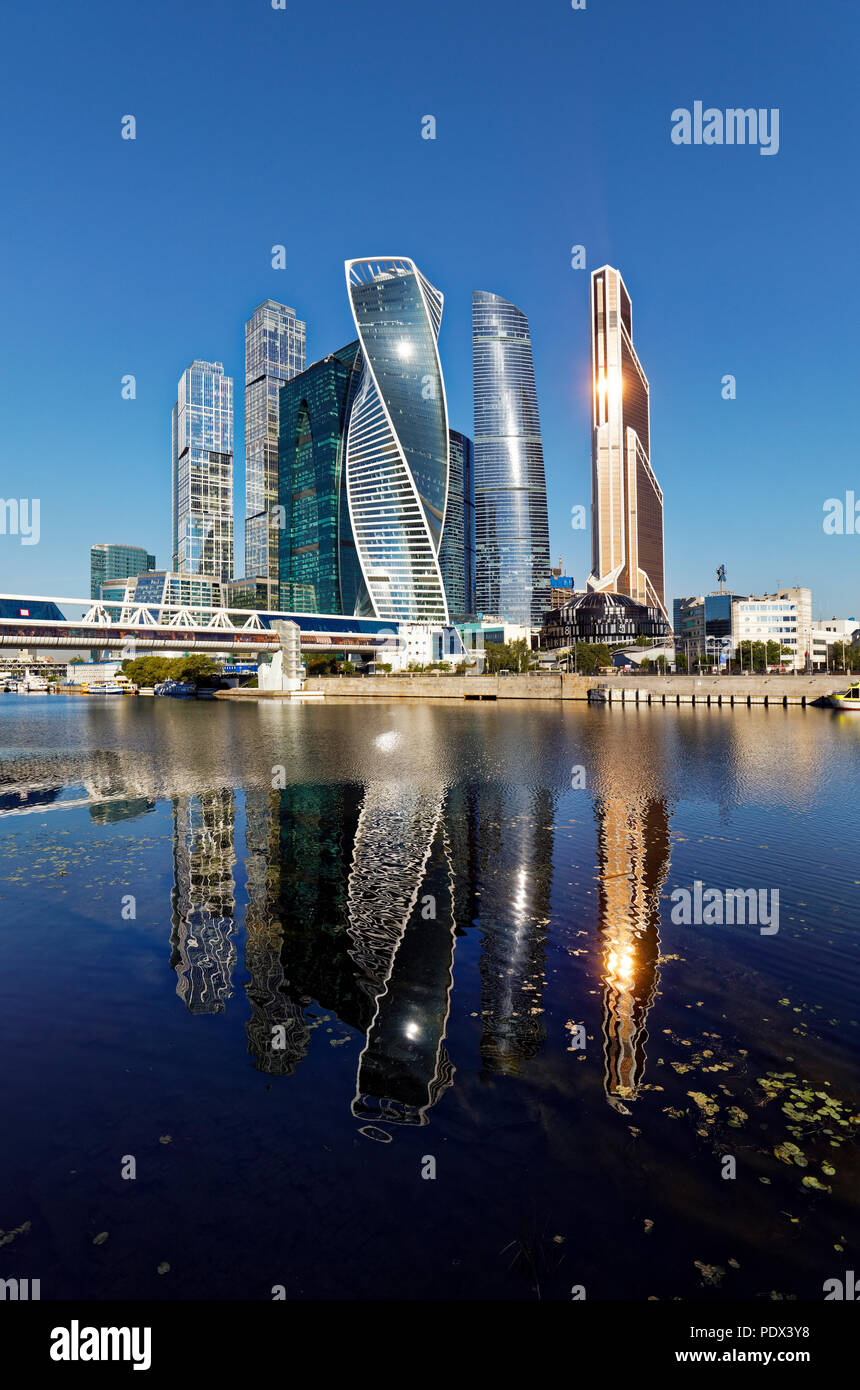 Alti edifici di Moscow International Business Center (MIBC), noto anche come "Moscow City', che si riflette nel fiume Moskva. Mosca, Russia. Foto Stock