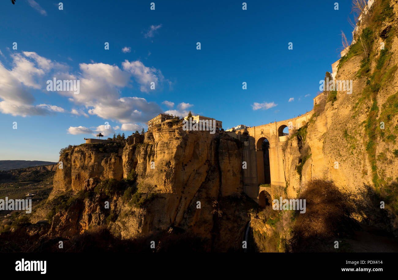 Uno splendido scenario di Puente Nueve a RONDA Spagna durante il tramonto Foto Stock
