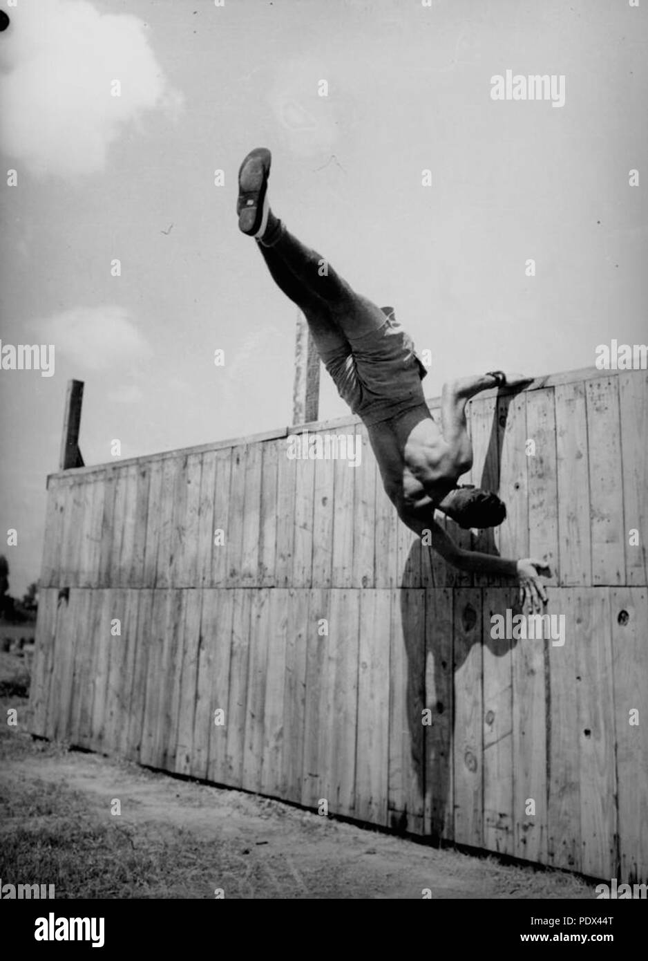252 StateLibQld 1 esercito 213560 reclutare è in formazione presso l'esercito di allenamento fisico, scuola di Brisbane, 1942 Foto Stock