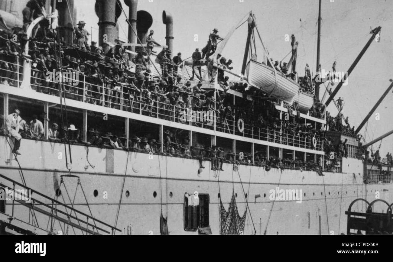 255 StateLibQld 1 239989 Troopship, stella di Inghilterra al dock, 1914 Foto Stock