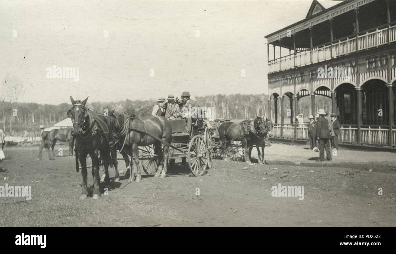 255 StateLibQld 1 240650 Al di fuori del Lago Eacham Hotel in un carro Foto Stock