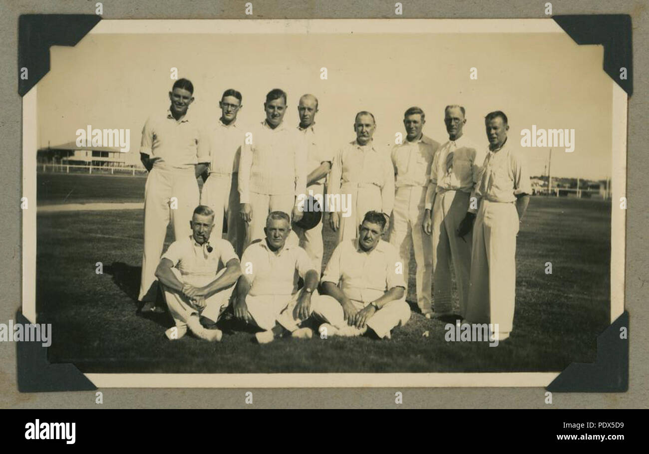 256 StateLibQld 1 246304 Cunnamulla uomini di cricket, 1939 Foto Stock