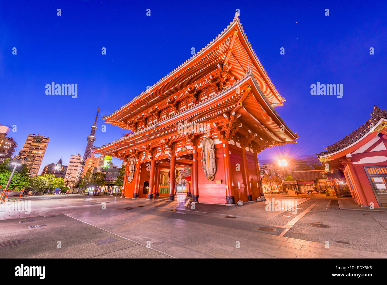 Tokyo, Giappone al Tempio di Sensoji nel quartiere di Asakusa al crepuscolo. Foto Stock