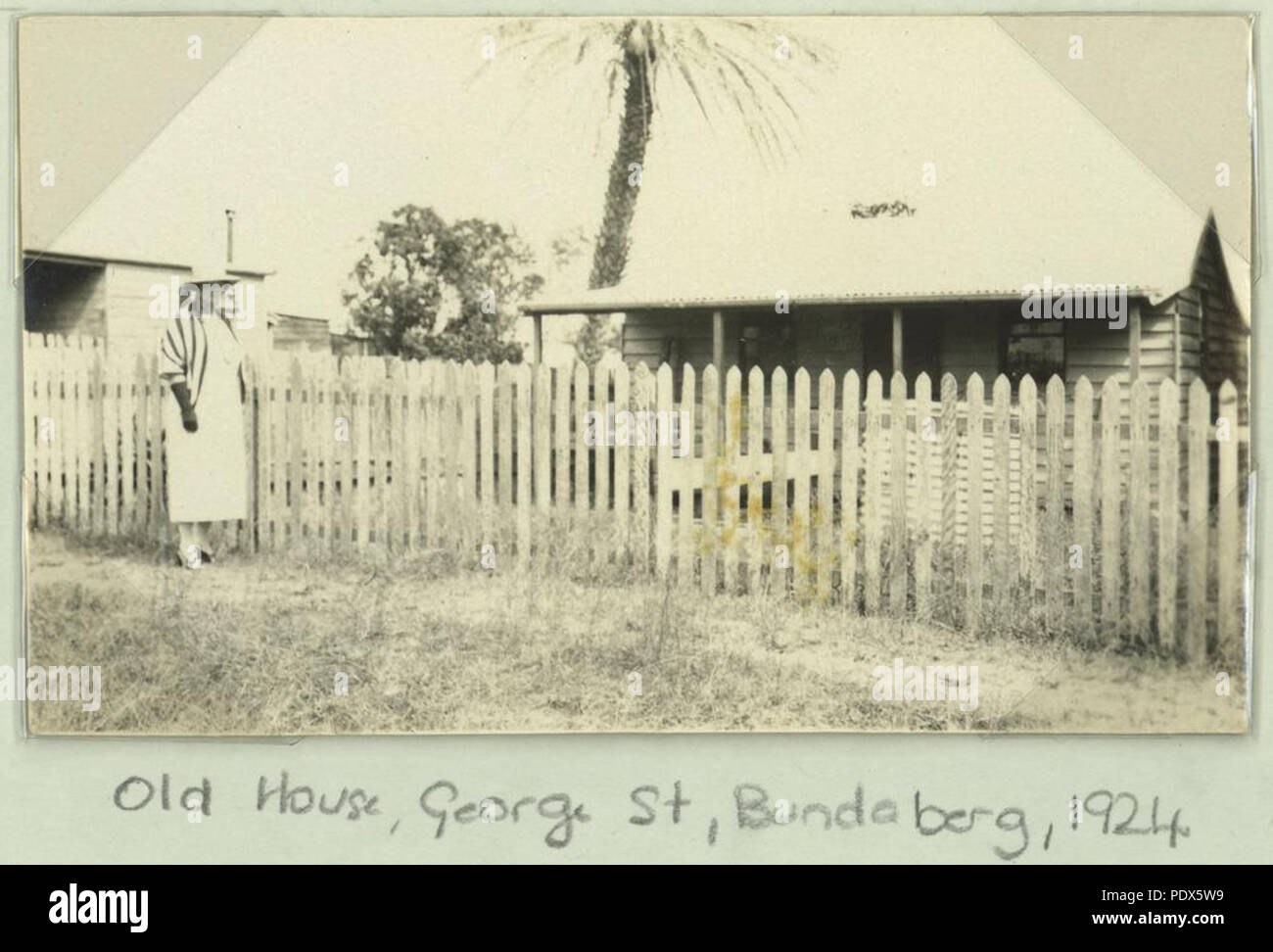 259 StateLibQld 1 259318 Cottage in George Street, Bundaberg, 1924 Foto Stock