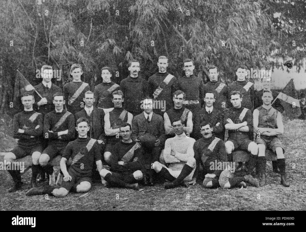 260 StateLibQld 1 291891 uomini giovani dell Associazione Cristiana (YMCA) Football Team, Brisbane, ca. 1911 Foto Stock