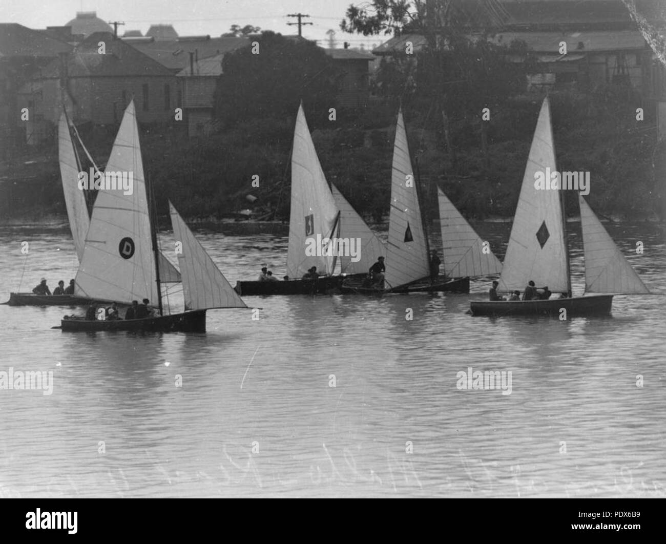 261 StateLibQld 1 292507 cinque barche a vela sul Fiume Brisbane a Milton raggiunge, 1947 Foto Stock