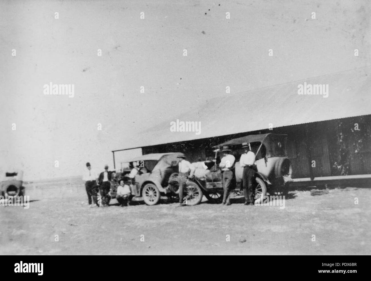 261 StateLibQld 1 292695 veicoli sulla stazione Wyora nel quartiere Winton, Queensland, 1927 Foto Stock