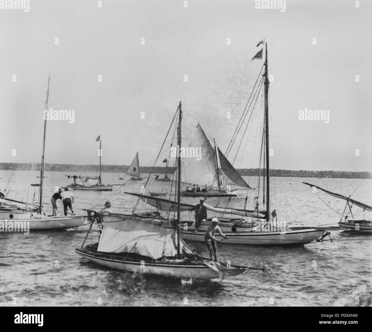 262 StateLibQld 1 295255 barche a vela nei pressi di Cleveland, ca. 1904 Foto Stock