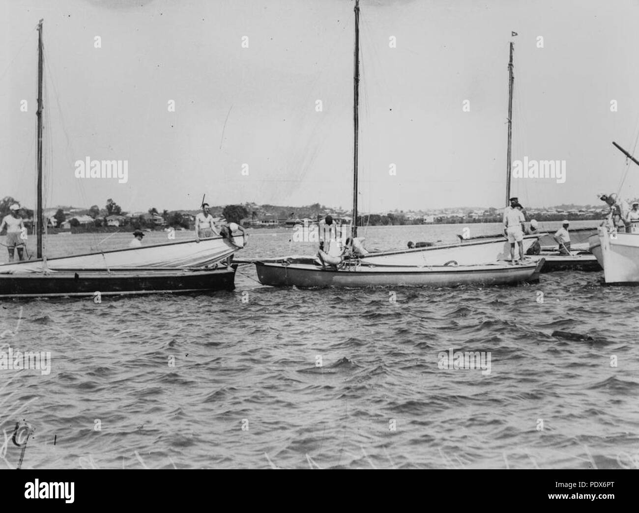 262 StateLibQld 1 295663 classe limitata yachts preparando per una gara a Brisbane, 1935 Foto Stock