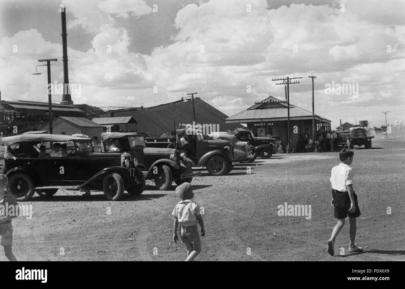 262 StateLibQld 1 297015 veicoli a motore a Mount Isa stazione ferroviaria, 1947 Foto Stock