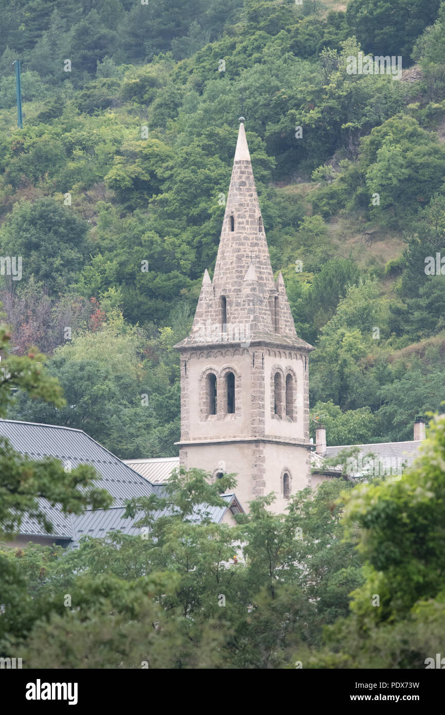 Una piovosa giornata al villaggio di Mont Dauphin, costruito sul pendio di una collina in Hautes Alpes, Francia. Foto Stock