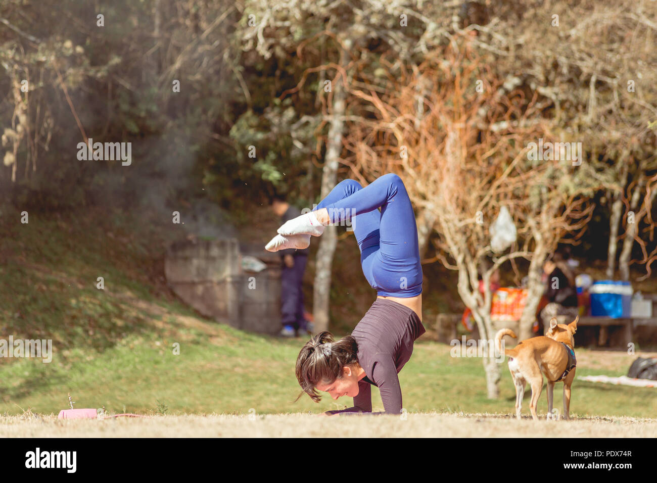 Ragazza facendo Yoga nel parco Foto Stock