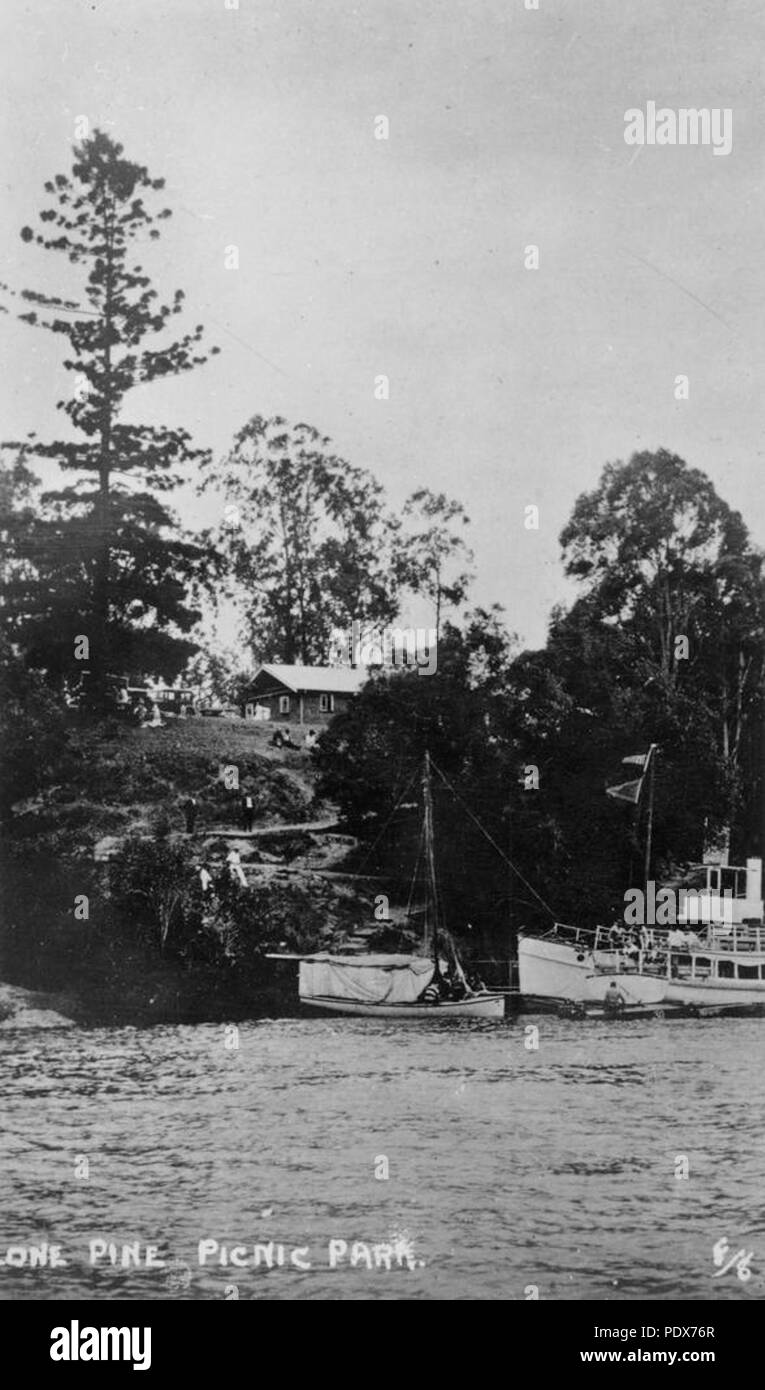 265 StateLibQld 1 40535 vista delle barche ancorate sul Fiume Brisbane a Lone Pine Parco Picnic, Fig Tree Pocket, ca. 1927 Foto Stock
