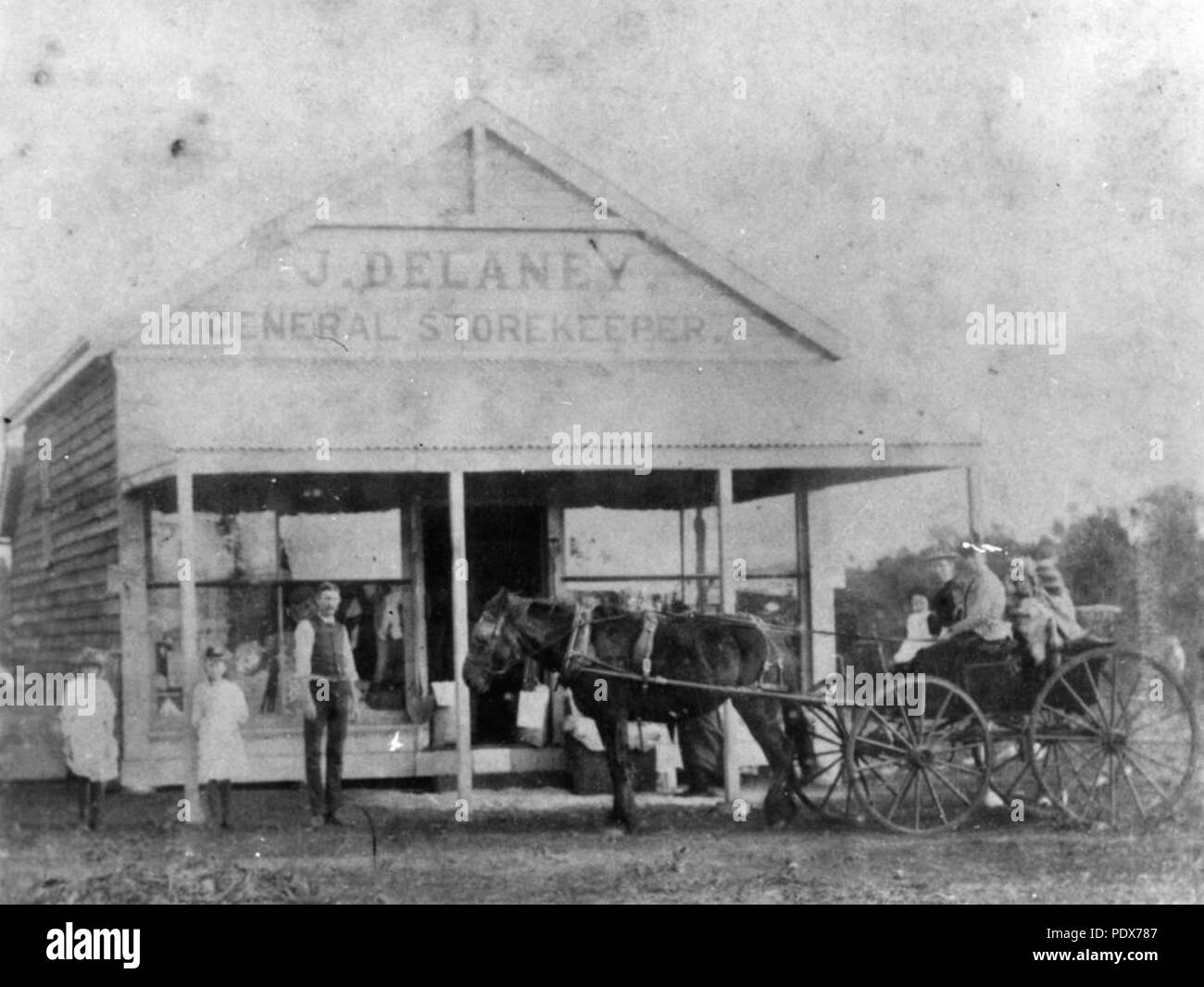 265 StateLibQld 1 41351 Delaney del negozio in Chuchill Street, Childers Foto Stock