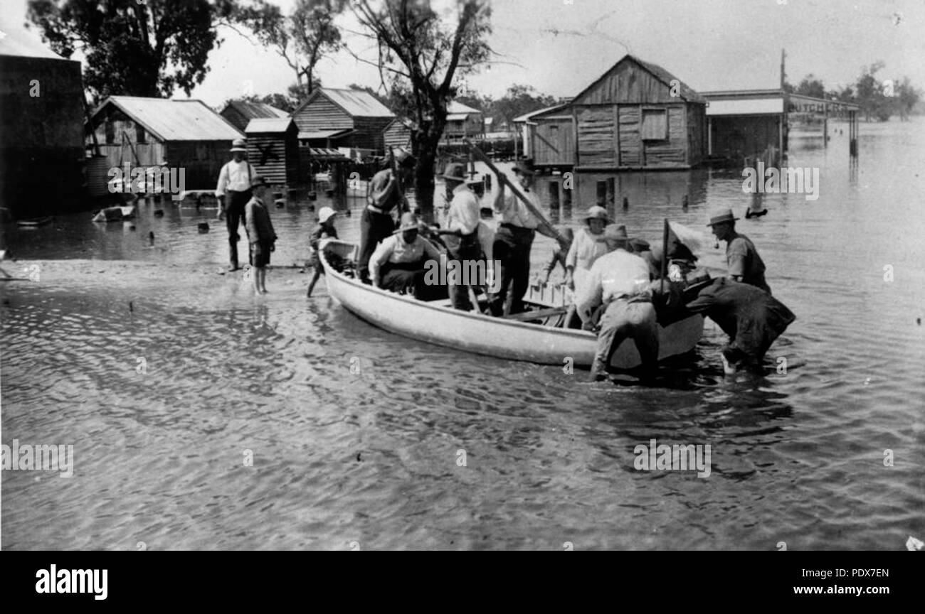 266 StateLibQld 1 44419 traghettare locali attraverso le acque alluvionali in Chinchilla durante il 1921-22 inondazioni Foto Stock