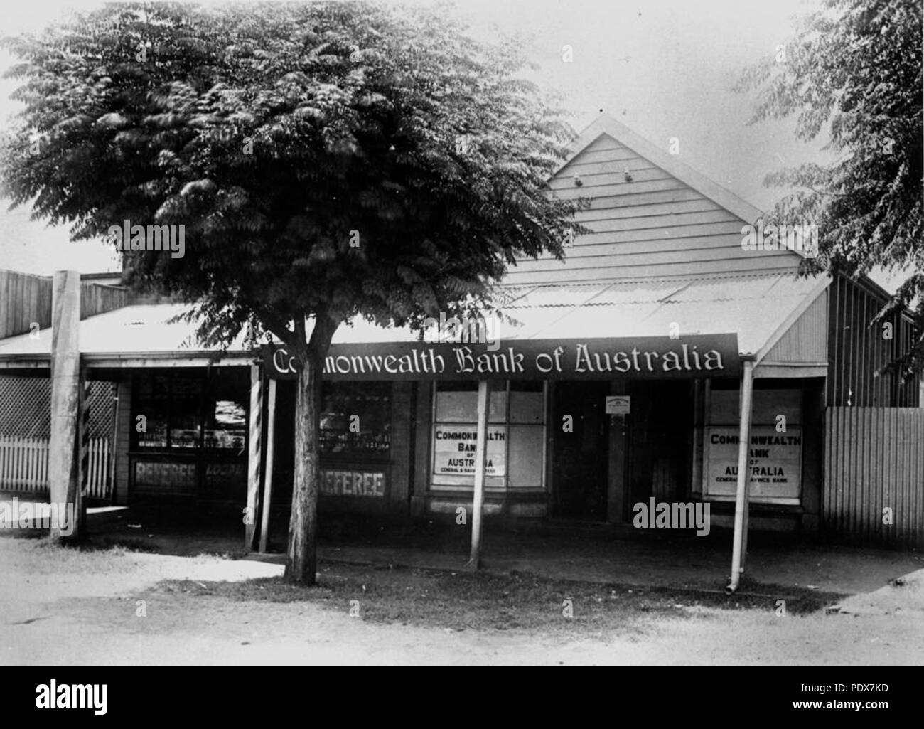 267 StateLibQld 1 46195 Prima Commonwealth Bank Building, Charleville, 1921 Foto Stock