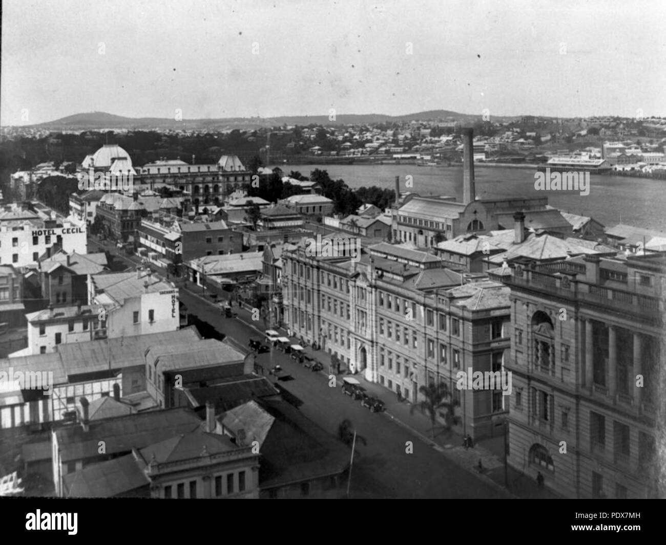 267 StateLibQld 1 46832 George Street cercando passato il governo ufficio stampa verso la Casa del Parlamento con una vista sul fiume di Brisbane in background Foto Stock