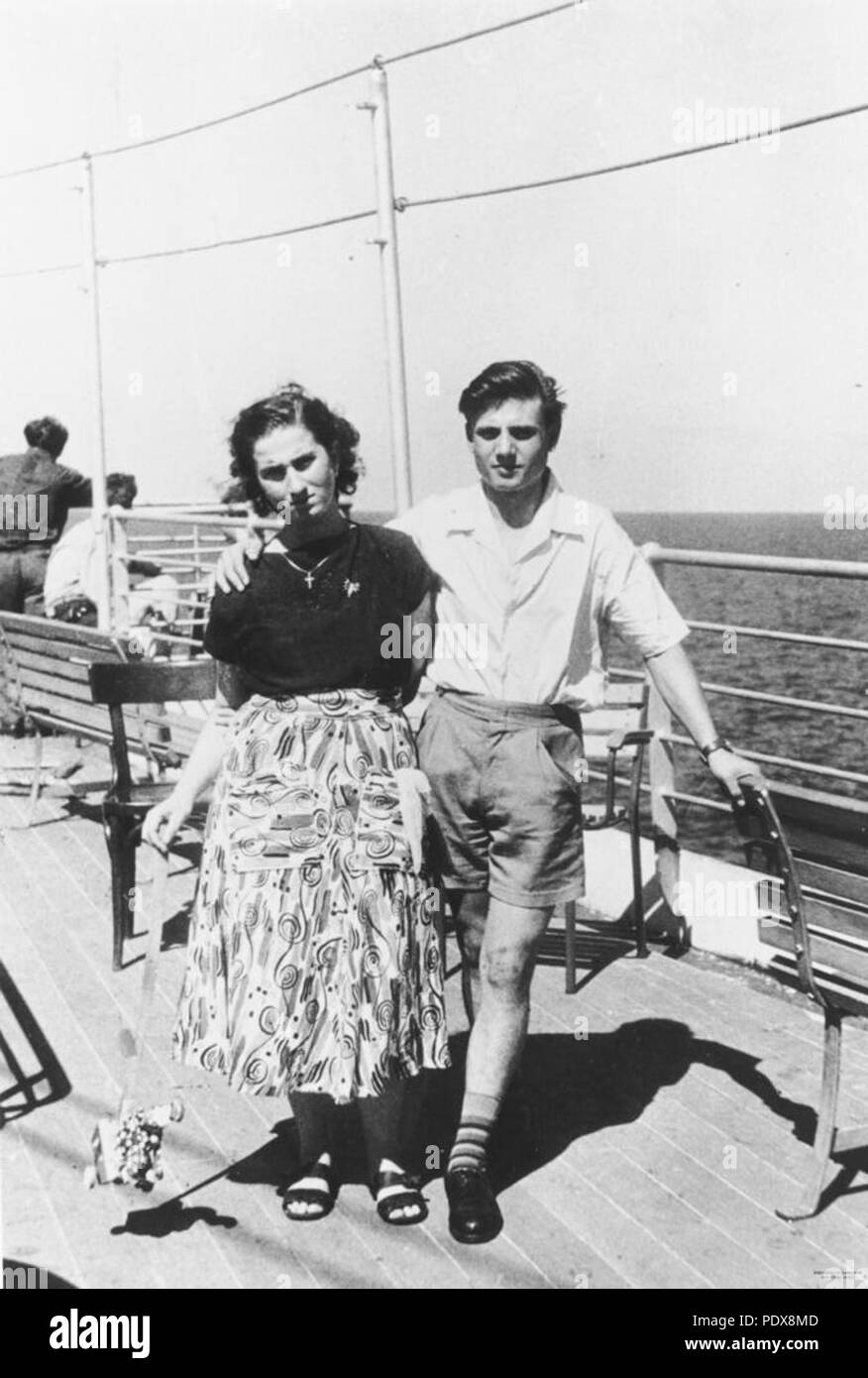 273 StateLibQld 1 79911 giovane a bordo di una nave passeggeri, 1952 Foto Stock