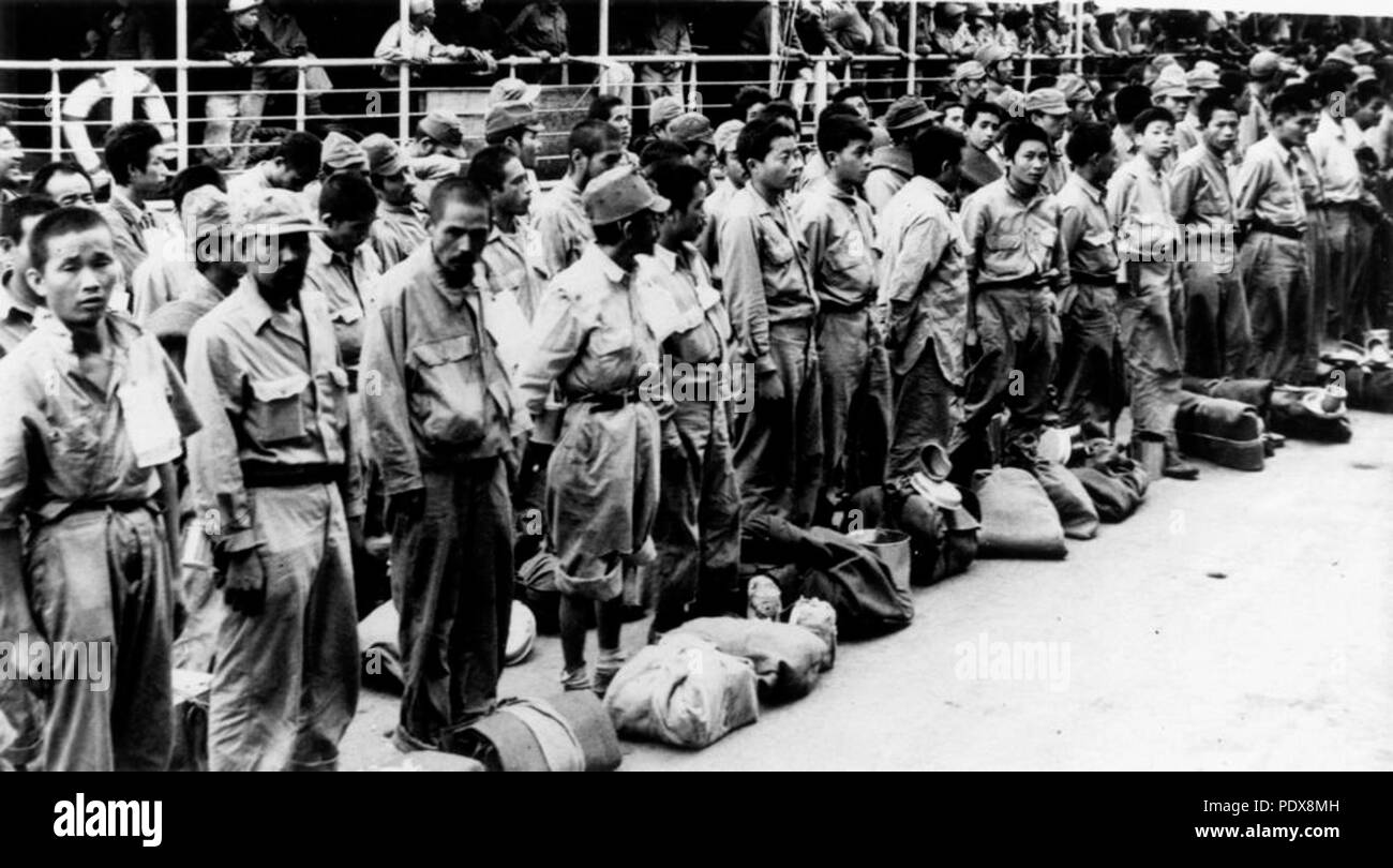 273 StateLibQld 1 80019 prigionieri giapponesi che arrivano a Brisbane dalla Nuova Guinea, ca. 1945 Foto Stock