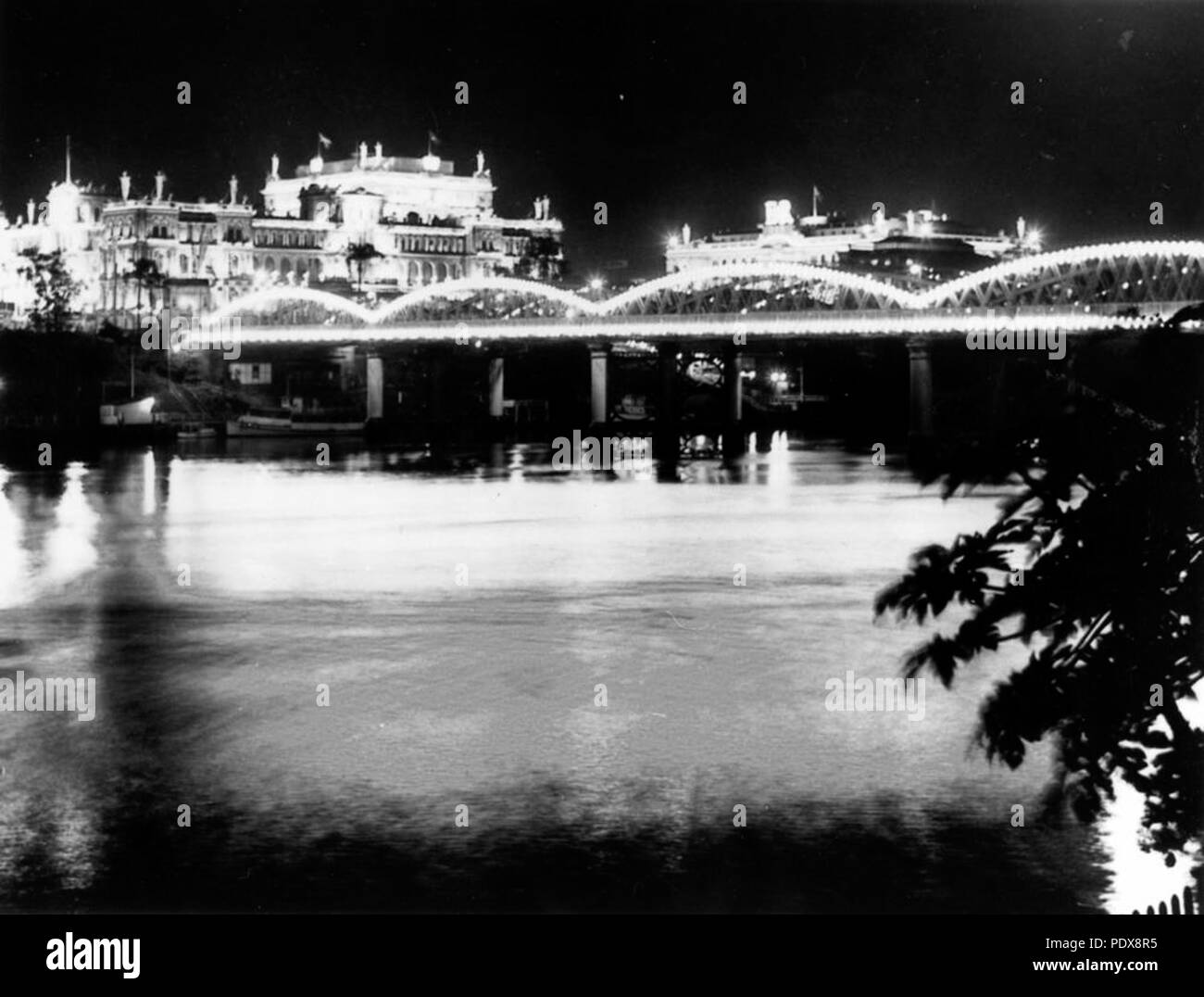 274 StateLibQld 1 81583 Ponte Victoria e il CBD di Brisbane edifici illuminati per il Royal visita nel 1954 Foto Stock