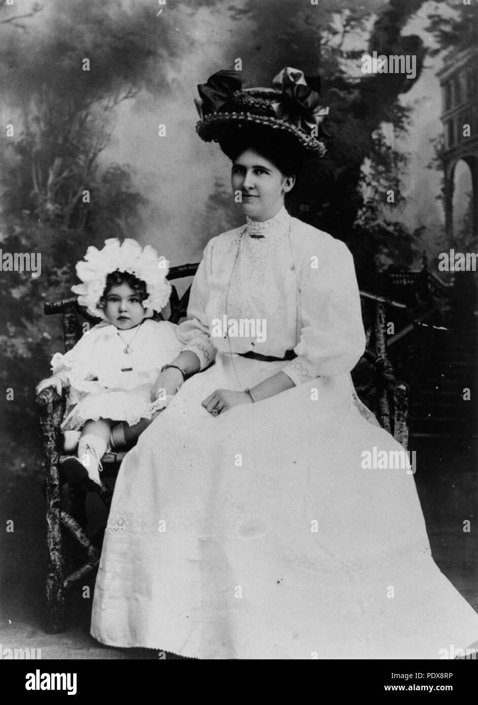 274 StateLibQld 1 82247 Gert Steindl con la sua piccola figlia, Maryborough, ca. 1907 Foto Stock