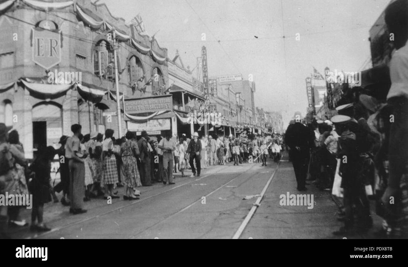 274 StateLibQld 1 82531 Processione per la Regina Elisabetta II su George Street, Brisbane, 1954 Foto Stock