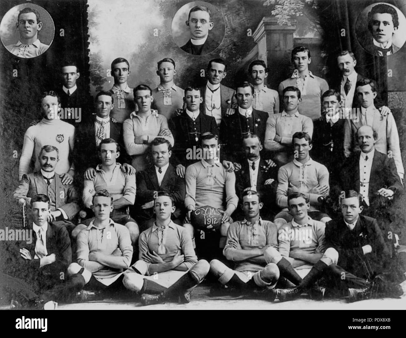 274 StateLibQld 1 Cattolica 83367 giovani uomini della società di calcio di club, Ipswich, 1912 Foto Stock