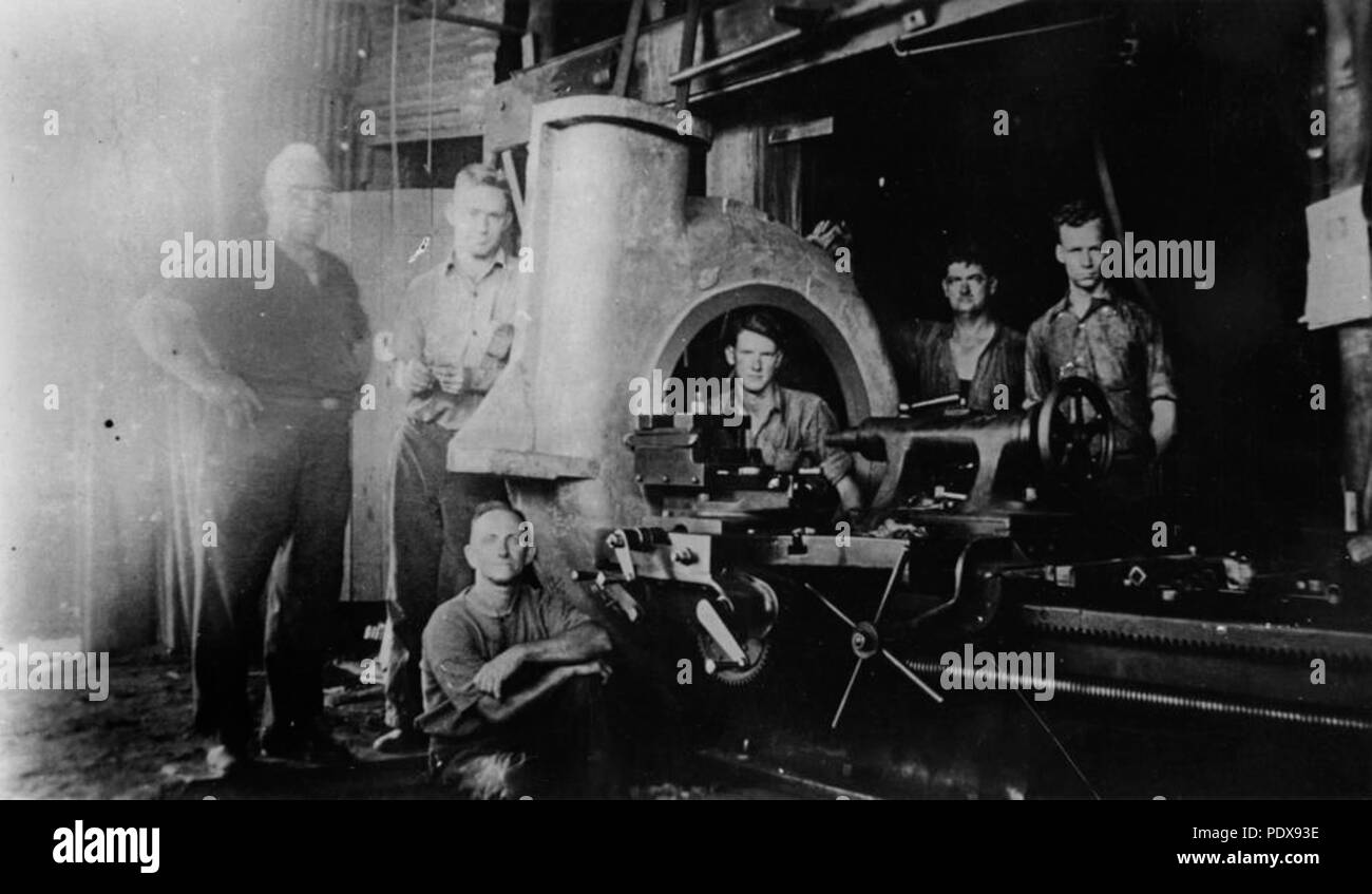 275 StateLibQld 1 85724 dipendenti della fonderia Vulcan, Cairns, Queensland, ca. 1930 Foto Stock