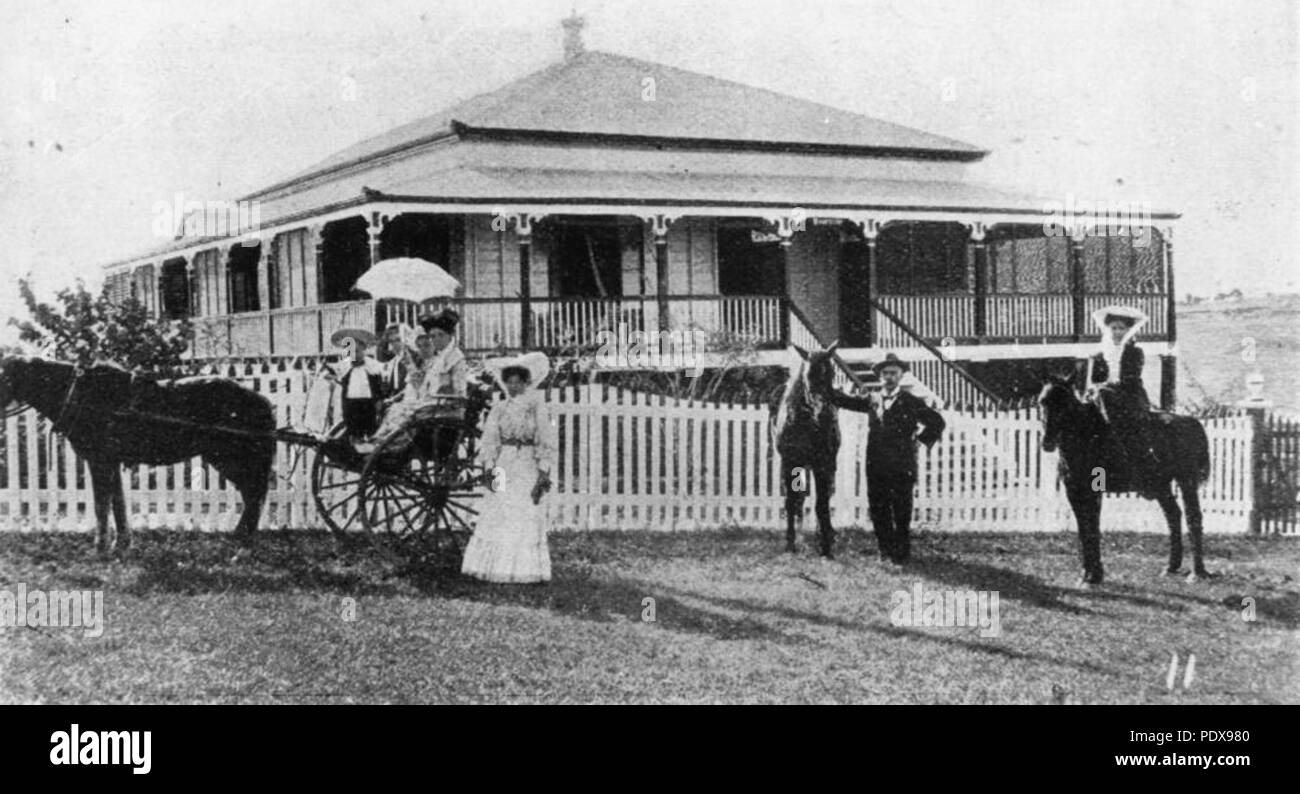 275 StateLibQld 1 87476 elegantemente vestito di famiglia al di fuori del gruppo Braeside, in Bowen, 1906 Foto Stock