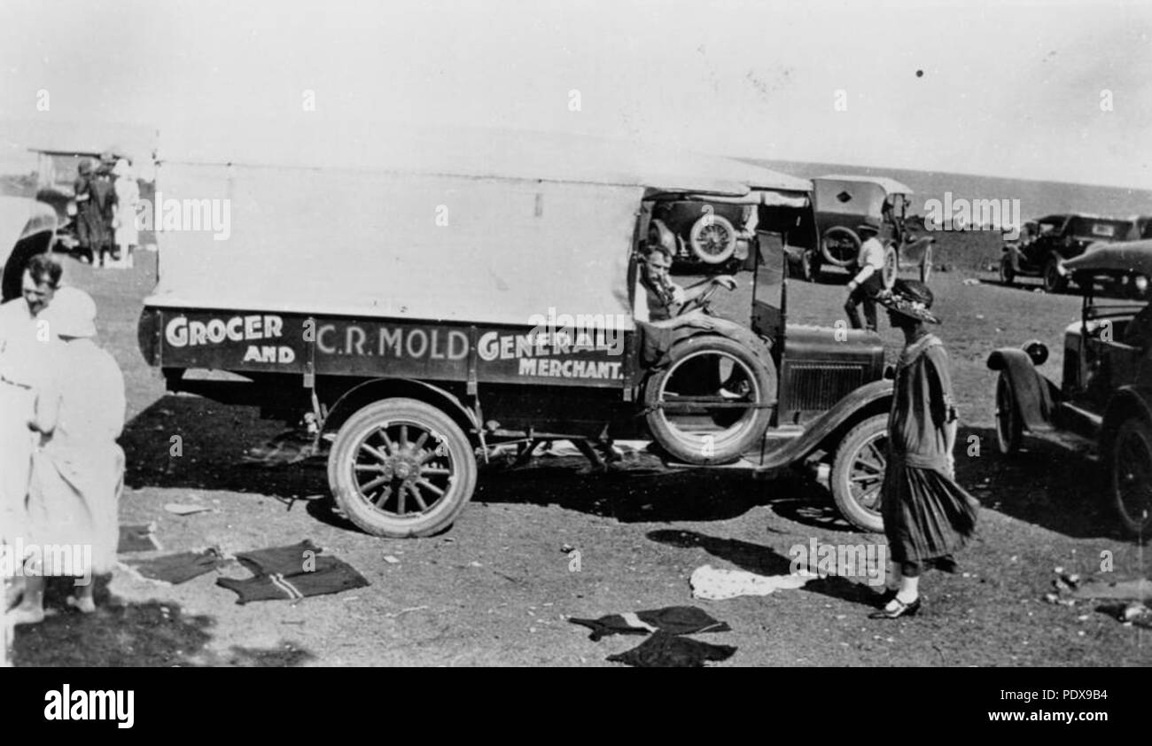 275 StateLibQld 1 88604 C. R. stampo della Chevrolet carrello consegna presso il beach, ca. 1925 Foto Stock