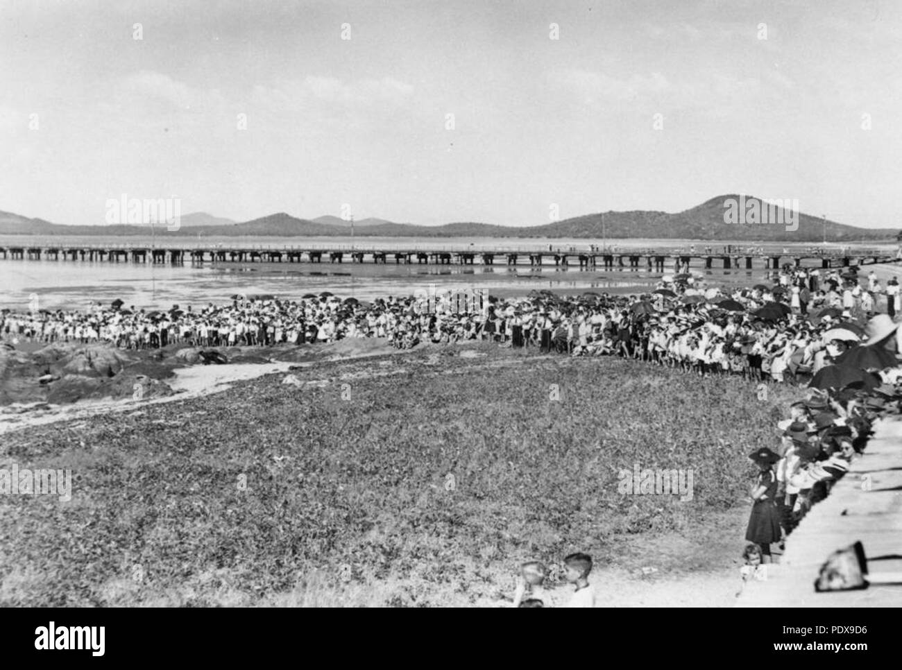 276 StateLibQld 1 89456 spettatori si riuniscono per visualizzare una rievocazione in Bowen, 1951 Foto Stock