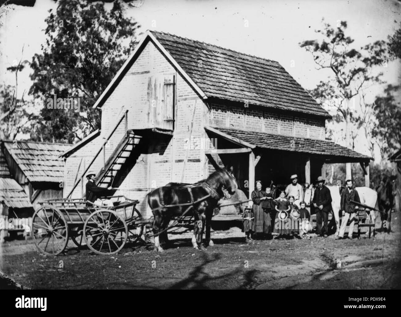 276 StateLibQld 1 89972 famiglia tedesca al di fuori di un edificio rustico nella zona Bethania, Queensland, ca. 1871 Foto Stock
