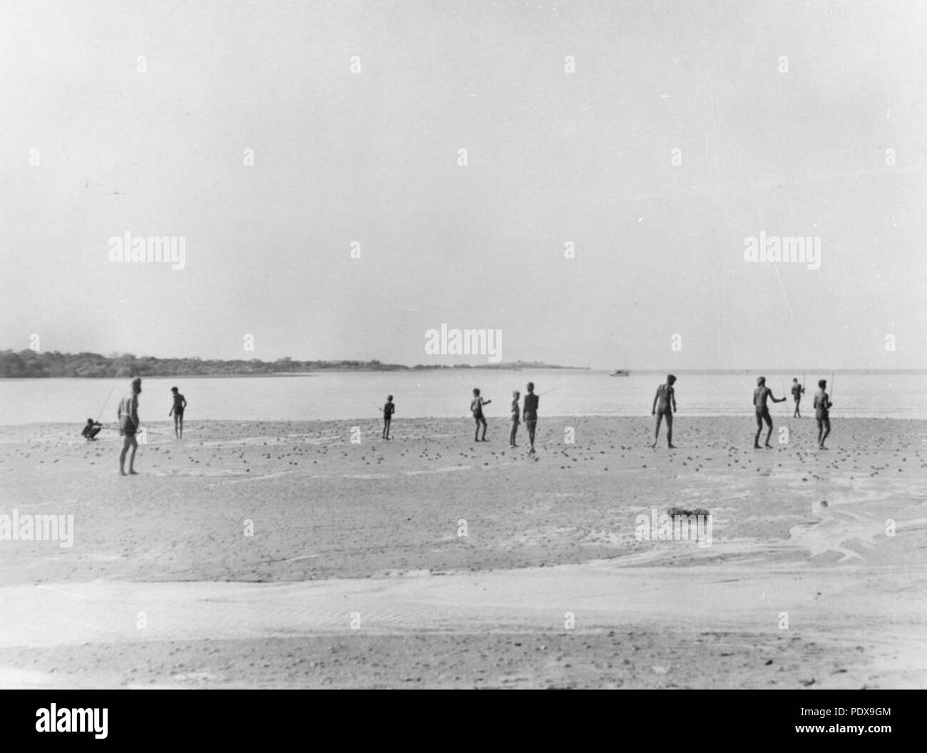 276 StateLibQld 1 90776 Bowen rievocazione, 1951 Foto Stock