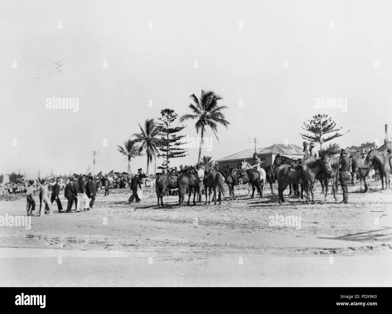 276 StateLibQld 1 91308 messa in scena di una rievocazione in Bowen, 1951 Foto Stock
