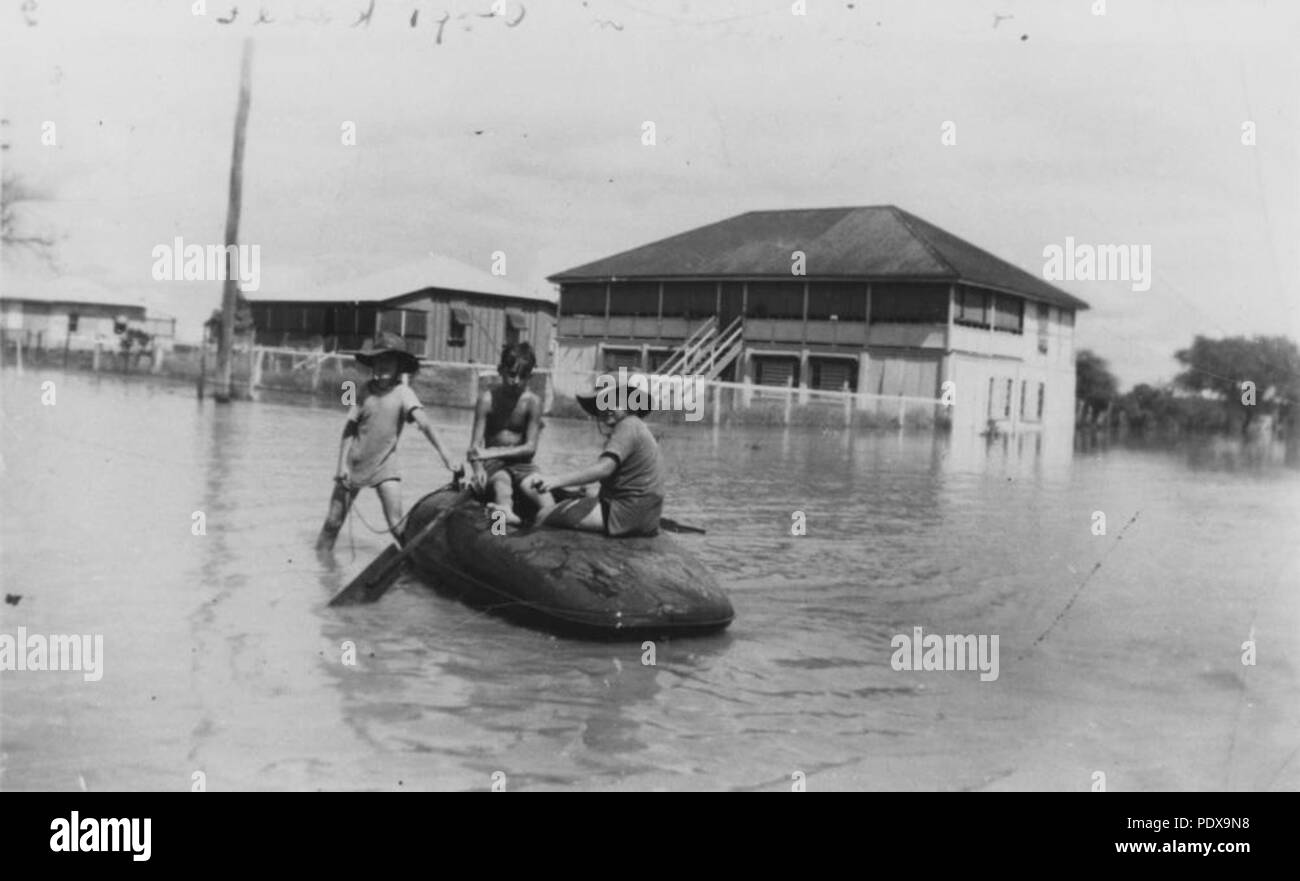 277 StateLibQld 1 92204 Stan Bourke, Peter Coughlin e Rodney breve durante l'Winton flood, 1950 Foto Stock