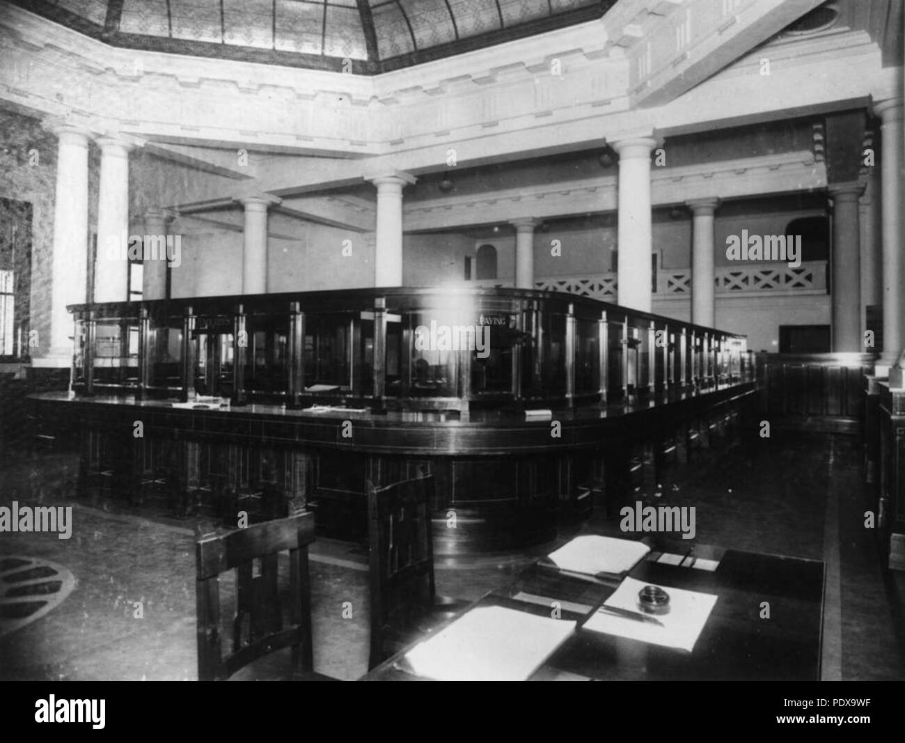 277 StateLibQld 1 94132 vista interna del Queensland National Bank, Brisbane, 1922 Foto Stock