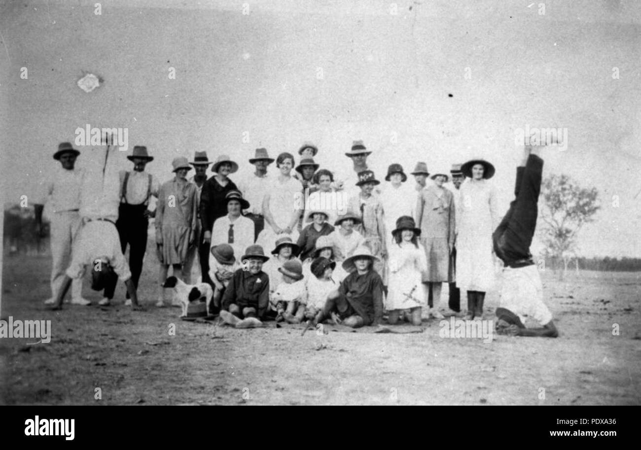 278 StateLibQld 1 97012 Kelly incontro di famiglia alla stazione Jaraga, ca. 1927 Foto Stock