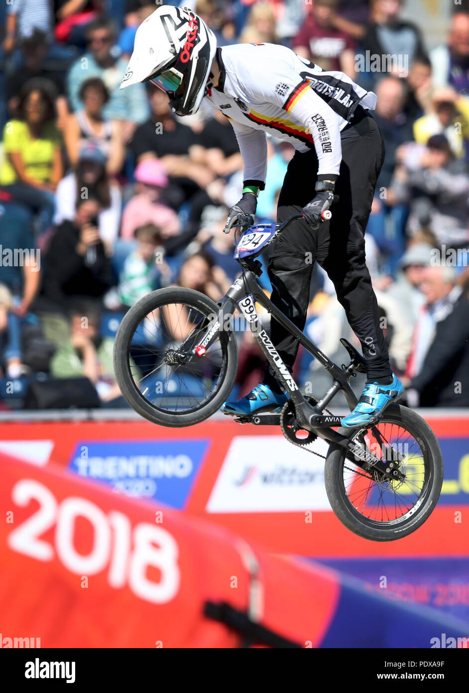 La Germania Julian Schmidt nelle manches di qualificazione di uomini della BMX durante il giorno nove del 2018 Campionati Europei presso la Glasgow BMX Center via. Foto Stock