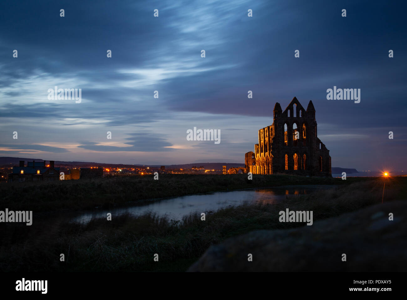 Whitby Abbey di notte, North Yorkshire, Regno Unito Foto Stock