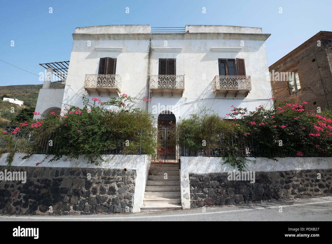 Casa tipica a Leni, Salina, Isole Eolie, Sicilia, Italia Foto Stock