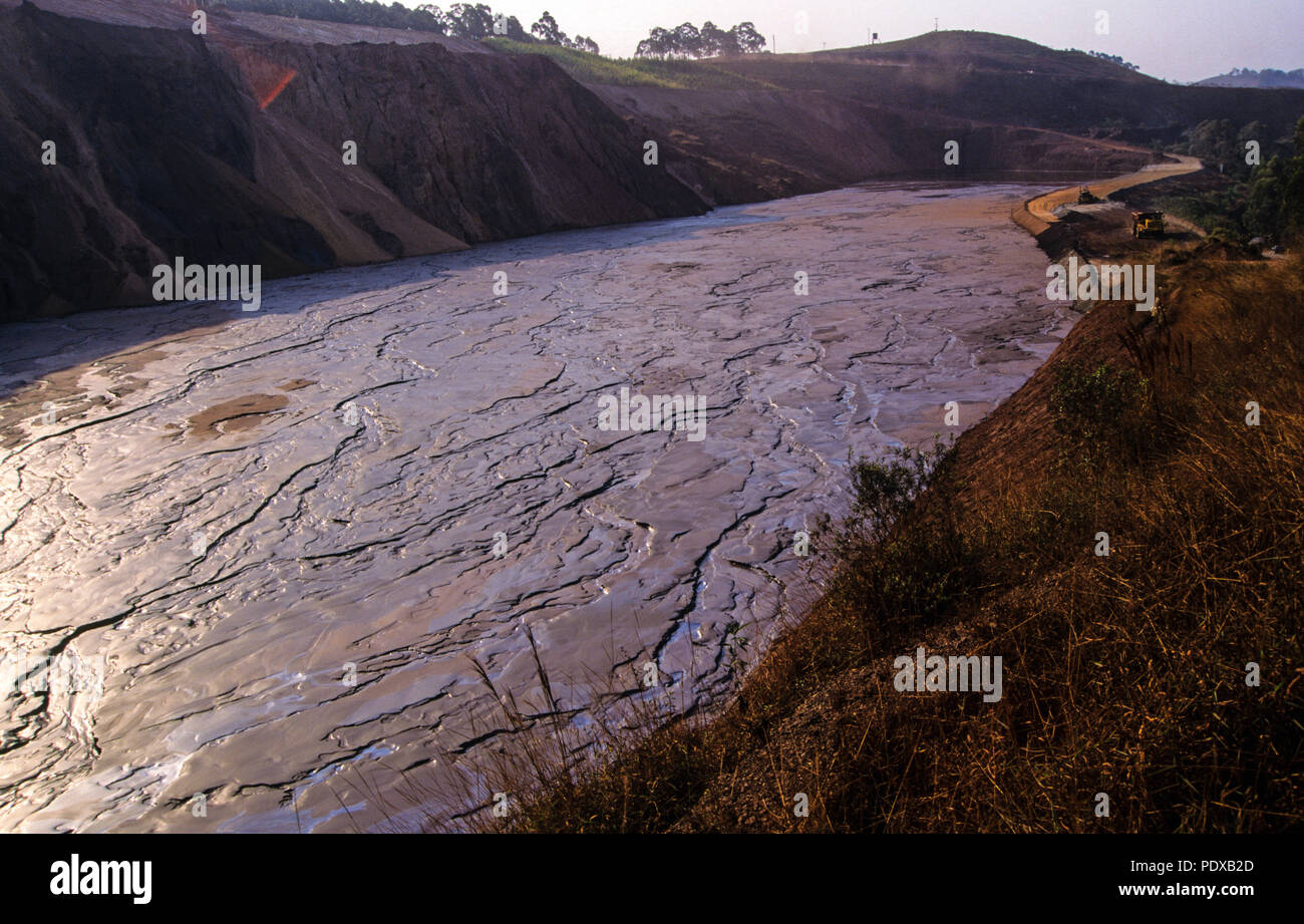 Lago di miniere di sottoprodotti, miniere di ferro impatto sul paesaggio, Belo Horizonte, stato di Minas Gerais, Brasile, Sud America. Foto Stock