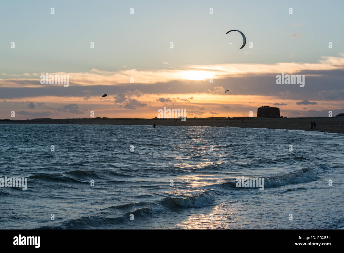 Windsurf nella parte anteriore del Martello Tower a Clacton-on-Sea, Essex, Inghilterra, Regno Unito Foto Stock