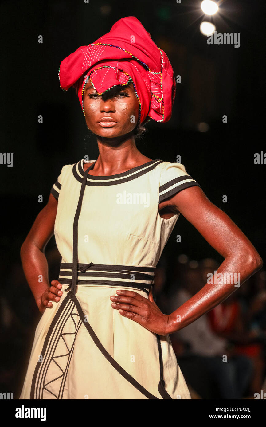 Londra, UK, 10 agosto 2018. Un modello che indossa un 'Afrolicious' dal design TKZIN collettivo. Pomeriggio sfilata, modelli indossando disegni da Blazer Kachi (Nigeria), Misericordia Azupwah (Ghana), Sista da Eyoro (Nigeria), Sarayaa (Senegal), George Amua (Ghana), Belois Couture (Nigeria), Evelyne Babin (Tanzania), TIKZN (Sud Africa) Africa Fashion Week presenta oltre 100 designer di Massone's Hall di Covent Garden. Credito: Imageplotter News e sport/Alamy Live News Foto Stock